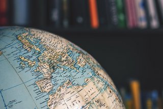 Globus vor Büchern