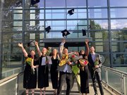 Absolvent:innen vor dem F-Gebäude. Foto: EHB