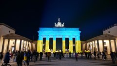 Das Brandenburger Tor in den Nationalfarben der Ukraine. 23. Februar 2022