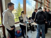 Bibliotheksmitarbeiter Michael Weide (links) und Studierende