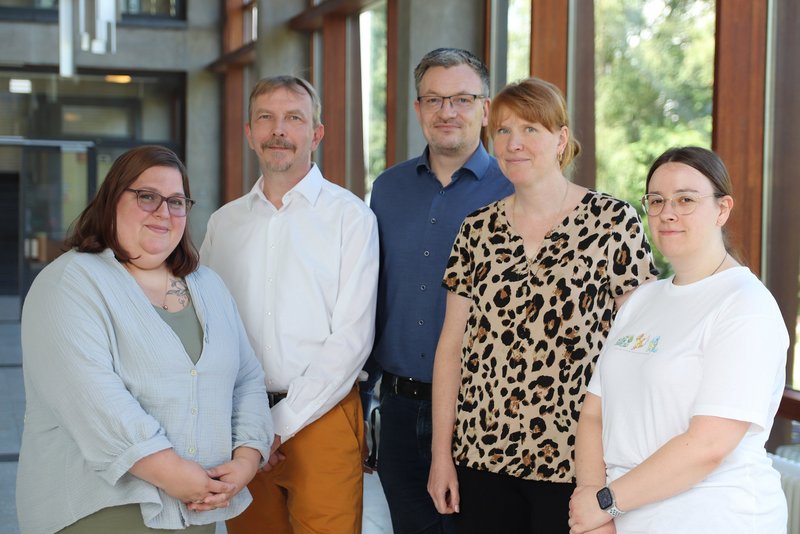 Auf diesem Foto sind die Mitarbeiter:innen der Bibliothek abgebildet.