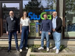 Gemeinsames Gruppenfoto vor dem Studierendencafé auf dem Campus der EHB (v.l.n.r.): Prof. Dr. Sebastian Schröer-Werner, Präsident der EHB, Laura Neugebauer, Abgeordnete der Grünen-Fraktion, Prof. Dr. Michael Komorek, Vizepräsident der EHB, Andreas Flegl, Kanzler der EHB