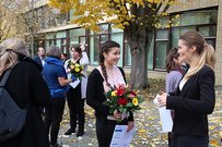 Gespräche und Austausch auf dem Campus nach der Preisverleihung