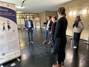 Kerstin Kurzke (Leitung Hospiz- und Trauerarbeit Berlin) erklärt die Roll-ups, die nach einzelnen Stichwörtern strukturiert sind. Foto: EHB<br />