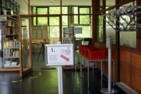 Coronamaßnamen: Infotafel am Eingang der Bibliothek