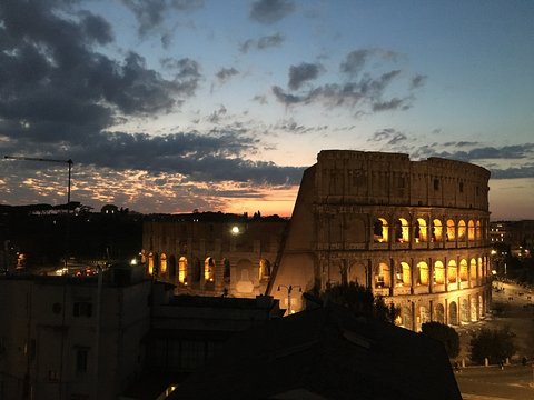 Kolosseum in Rom bei Nacht, angestrahlt