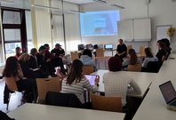 Sabine Schuhhardt im Gespräch mit Gästen. Foto: EHB