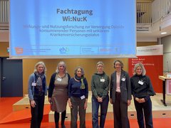 Das Forschungsteam Wi:Nu:K mit Prof.in Dr. Rebekka Streck (im Bild 3. von rechts) bei der Projektpräsentation am 4. Dezember 2025 an der ASH Berlin