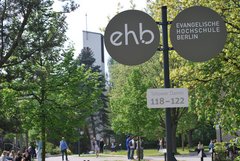 Eingang zum Campus