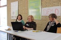 Prof.in Dr. Bea Moreno (HTW) bei der Demonstration des ePflegecampus mit Stephanie Palm und Tanja Reith (rechts) vom International Office