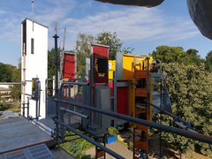 Bauaufzug am F-Gebäude mit Blick zum Kirchturm "Zur Heimat"