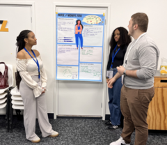 Drei Studierende bei einer Präsentation