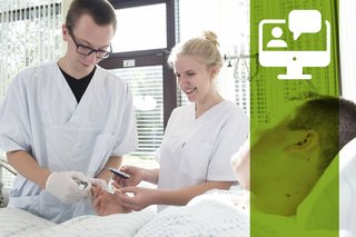 Zwei studentische Personen üben die Blutabnahme im Skilsslab Pflege