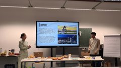 Zwei Studierende der National University of Mongolia bei der Präsentation