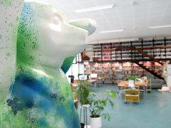 Der EHB-Buddy-Bär begrüßt Sie in der Bibliothek.