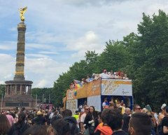 Der Wagen der EKBO auf dem CSD