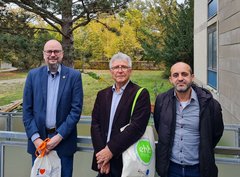 Rektor Prof. Dr. Sebastian Schröer-Werner (links), Prof. Dr. Erol Esen (Mitte) und Prof. Dr. Zülfukar Çetin vor der Hochschule.