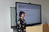 Prof.in Dr. Meggi Khan-Zvornicanin bei der Präsentation ihrer Ergebnisse