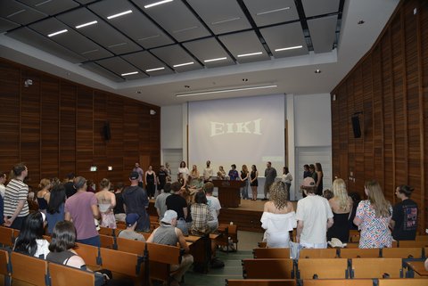 Alle Personen im Publikum applaudieren zur gelungenen Vorstellung.