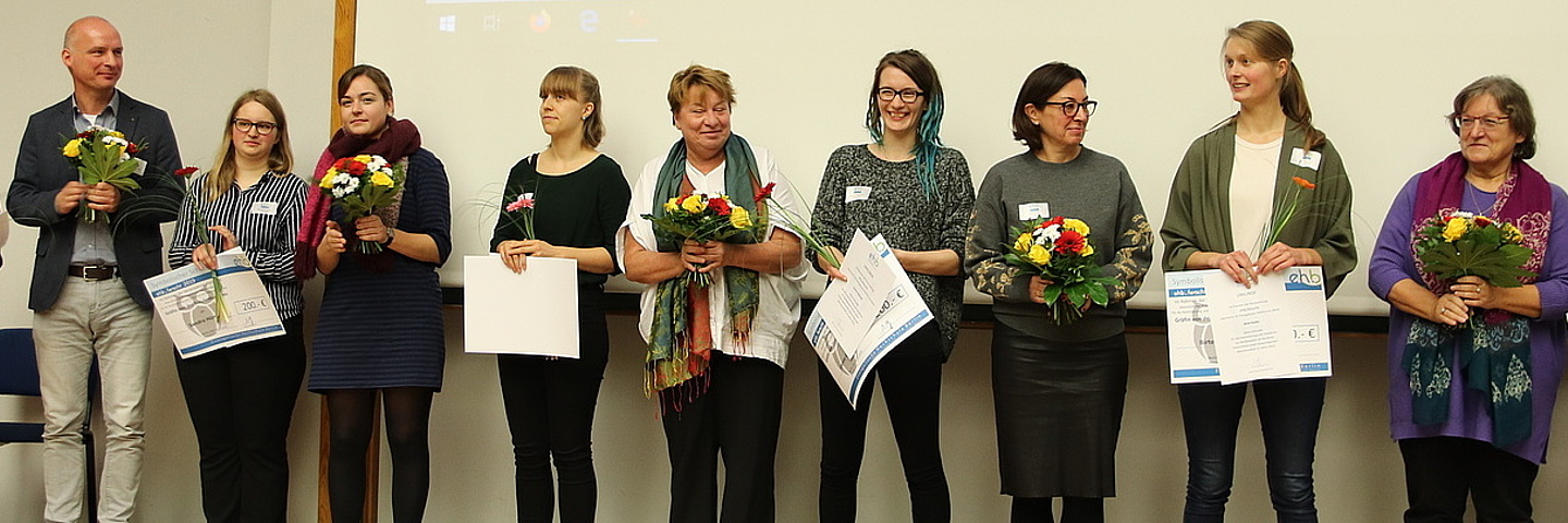 Finale auf der Bühne im Audimax: Gewinner*innen und Jury von ehb.forscht 2019