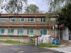 Ein Gerüst steht vor einem Gebäude an dem die Fassade noch in der Bauphase ist