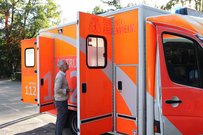 Prof. Dr. Sven Lück, Studiengang Bachelor of Nursing, inspiziert den neuen mobilen "Lehrraum"