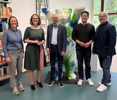 Gruppenfoto in der EHB-Bibliothek: Prof.in Dr. Lena Kreck, Dr. Maja Lasic, Prof. Dr. Sebastian Schröer Werner, Marcel Hopp, Andreas Flegl (v.l.n.r.)