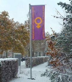 Aktionsfahne an der EHB im November 2023