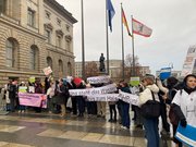 Flagge zeigen! EHB-Gruppe mit Transparenten