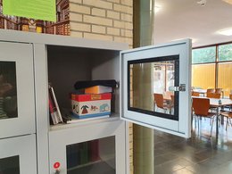 Im kleinen Lesesaal stehen Leihfächer, sog. Bücherboxen, zum Deponieren von Arbeitsmaterialien zur Verfügung.