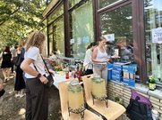 Studierende am Getränkestand. Foto EHB/PÖA
