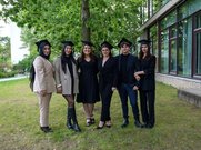 Absolvent:innengruppe vor dem E-Gebäude