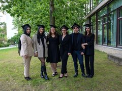 Absolvent:innengruppe vor dem E-Gebäude