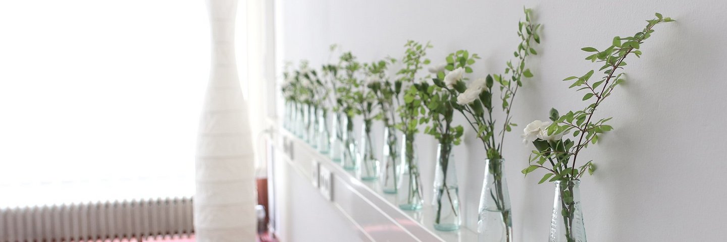 Foto vom Raum der Stille mit Bodenlampe, Sitzkissen und Blumen