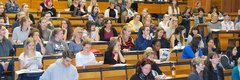 Studierende im Hörsaal Audimax EHB
