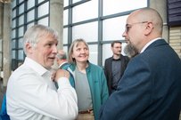 Prof. Dr. Sebastian Schröer-Werner, Präsident der EHB (rechts) im Gespräch mit Gästen