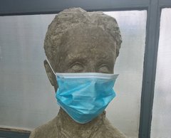 Büste der Gräfin mit Mund-Nasen-Schutz