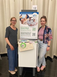 Eva Wallstein (l.) und Sarah Bernhardt (r.) auf der Berliner Messe für duale Studiengänge. Foto: EHB