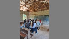 Engagement vor Ort: EHB-Studierende halfen beim Bau des Klassenraums mit.