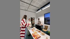 Dr. Nina Schniederjahn, erste von links, und Prof.in Judith Dick, zweite von rechts