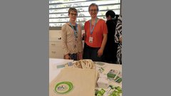 Prof. Dr. Cornelia Heinze und Christiane Janßen-Tapken mit dem Merchandise der EHB