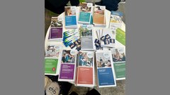 Infomaterial und Merch