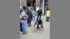 Kniebeuge mit Altersimulatormontur