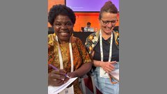 Prof.in Susanne Simon (rechts) mit Nester Moyo, Hebamme, Autorin und Beraterin für international Leadership, gemeinsam im Workshop zum Thema „Erfolgreiche Einwerbung von Fördermitteln“.
