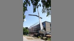 Kran mit Dachteil über dem Dach des Audimax der EHB