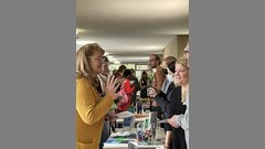 Gespräche am Stand