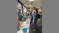 Austausch beim Stand der Jugendberufsagentur