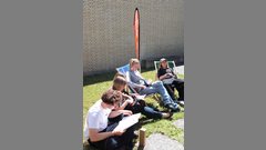 Besucher:innen der PÖA-Lounge im Innenhof. Foto:EHB