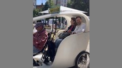 "Meet the scientist" - Vizepräsident Pf. Dr. Michael Komorek mit Gast in der Fahrrad-Rikscha. Foto: EHB