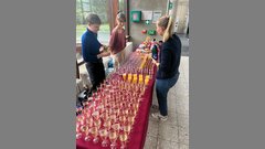 Vorbereitung der Getränke für die Absolvent:innen und Gäste